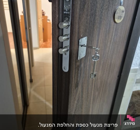 מנעול דלת עם מפתח בחור המנעול